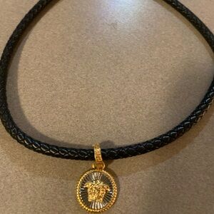 New Good Quality Elegant Black and Gold Pendant Choker